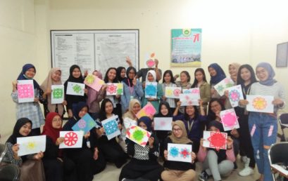 Mahasiswa UNISM Mempelajari Seni Menggunting Kertas pada Kelas Bahasa Mandarin