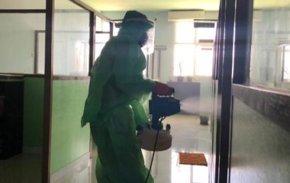 Penyemprotan Larutan Disinfektan secara Berkala di Gedung Universitas Sari Mulia