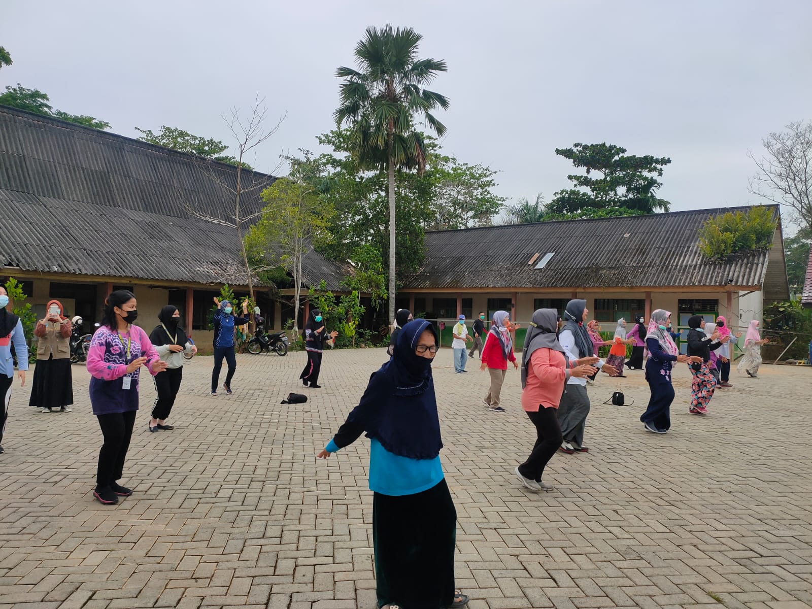 Mahasiswa Mengikuti Senam dengan Lansia di Puskesmas Barabai